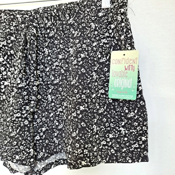 BeBop New Black and White Floral Casual Rayon Waist Tie Pull On Shorts szL - Picture 4 of 7